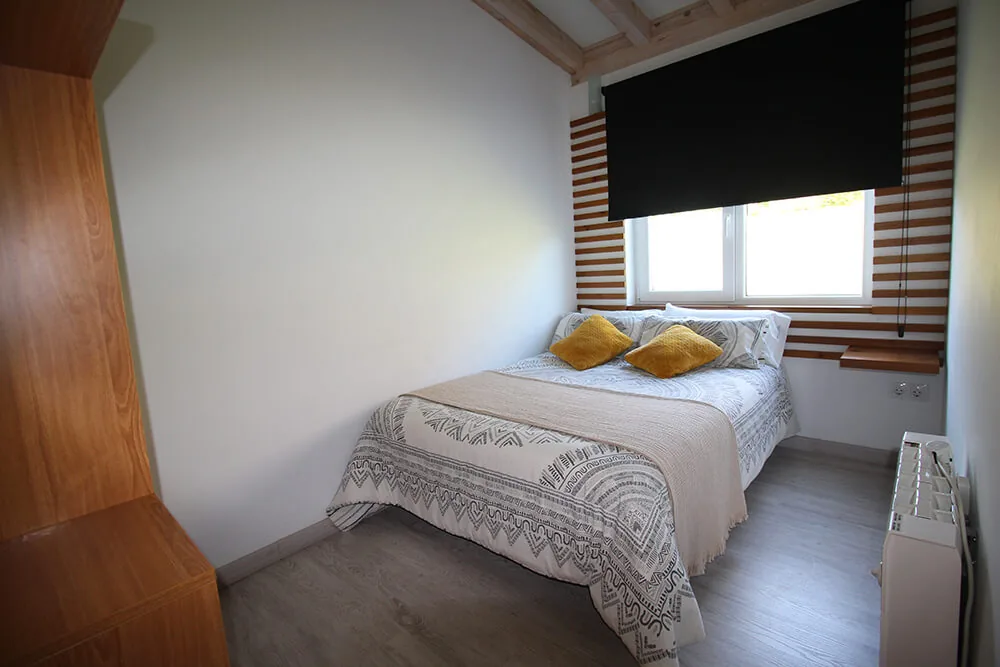 Dormitorio de un bungalow con cama de matrimonio